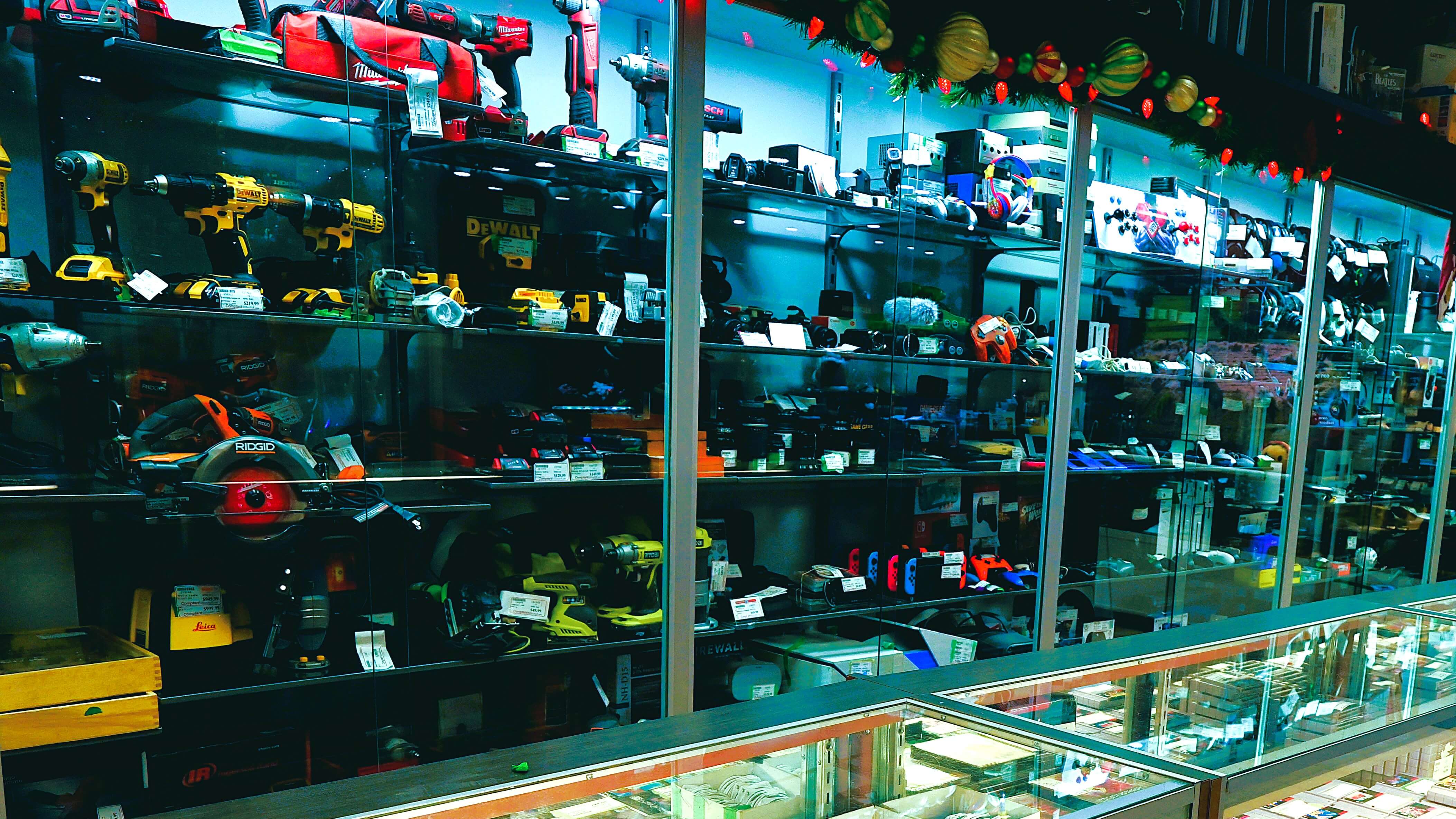 M. Brochu lors de l'ouverture de la bannière Comptant Illimité