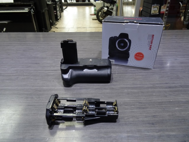 POIGNÉE DE BATTERIE (BATTERY GRIP)