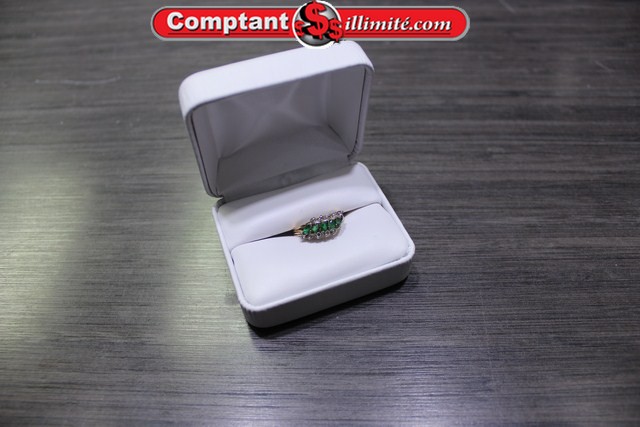 bague avec 10 diamants et un émeraude