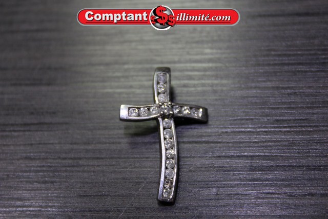 Breloque croix en or blanc et diamants