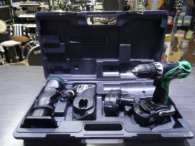 Perceuse + lampe + 2 batteries