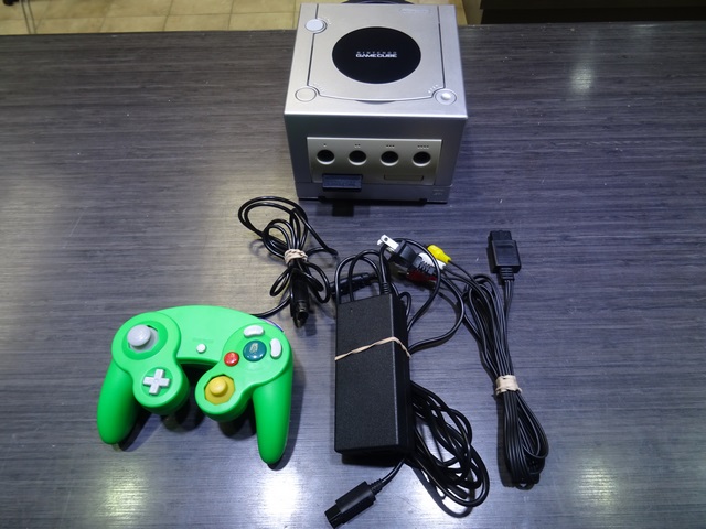 Console Gamecube + 1 carte memoire (manette generique)