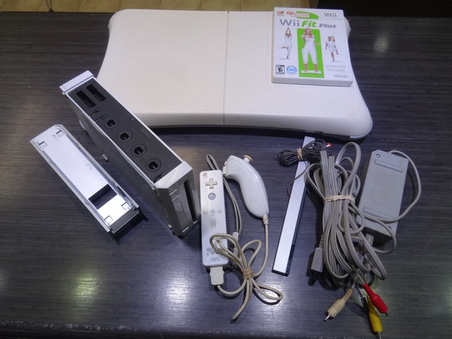 Console Wii + manette avec Nunchuk + planche wii fit