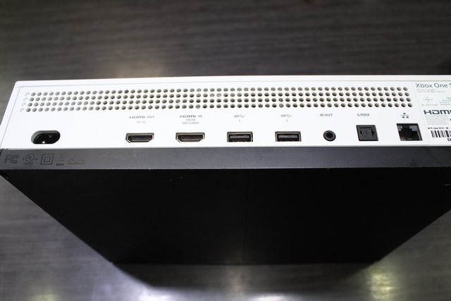 Console Xbox One S 1To + acc - Image 3