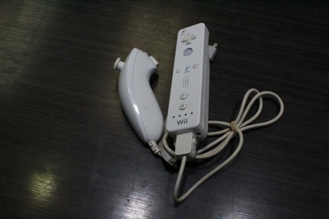Console Nintendo Wii + acc (vis tient mal le dessous) - Image 4