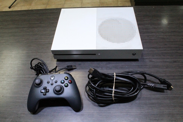 Console xbox one s 500gb (vendu en digital + manette pas officielle) + acc