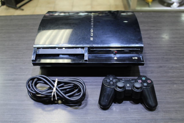 Console PS3 60 go (retrocompatible ps2) (manque porte cartes) + acc
