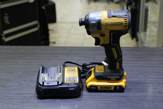 drill a percussion + batterie 2ah + chargeur