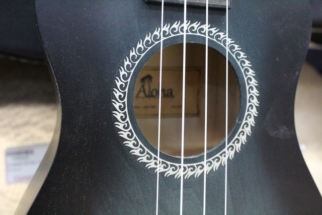 ukulele  (noir) - Image 2