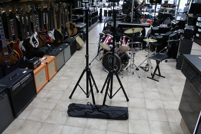 pair de pied haut parleur