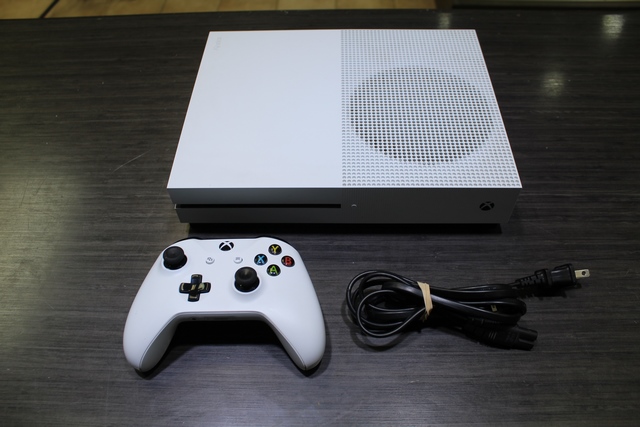console xbox one s 1to + acc + chargeur