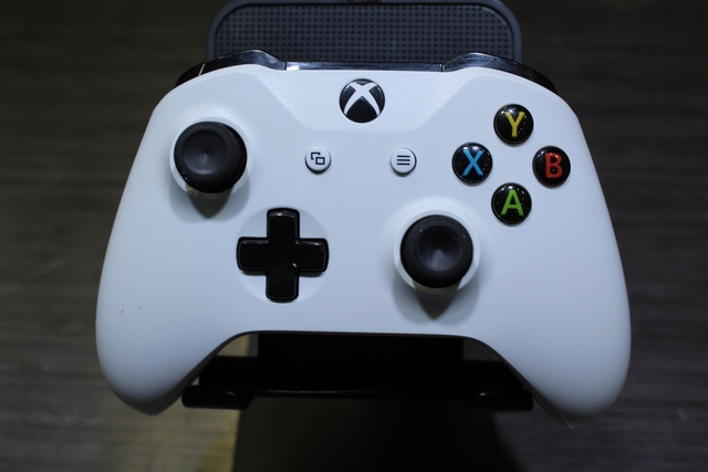 console xbox one s 1to + acc + chargeur - Image 4