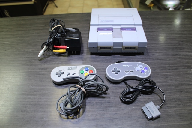 Console Snes + acc +2e man (2 manettes sans marque)