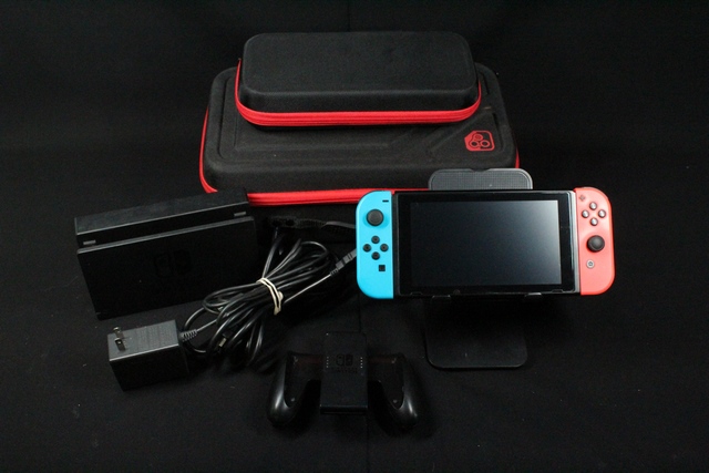 Console Switch + carte micro sd 256gb + valises transport
