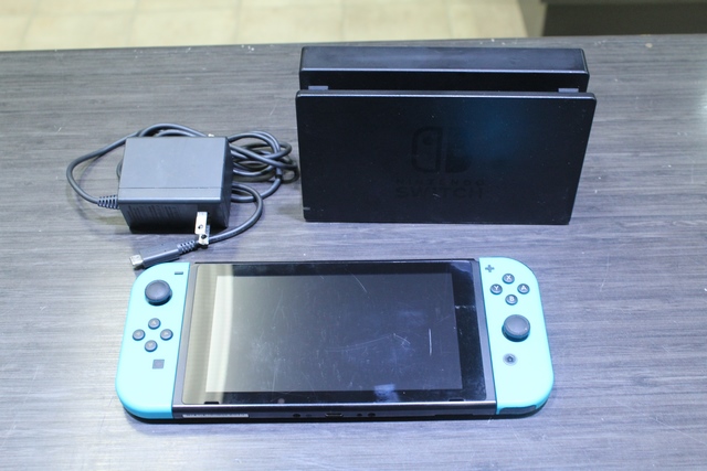 Console Nintendo Switch + acc (a plusieurs defauts esthetiques) - Image 2