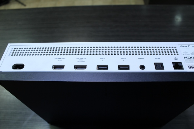 Console Xbox One S 1to + acc - Image 3