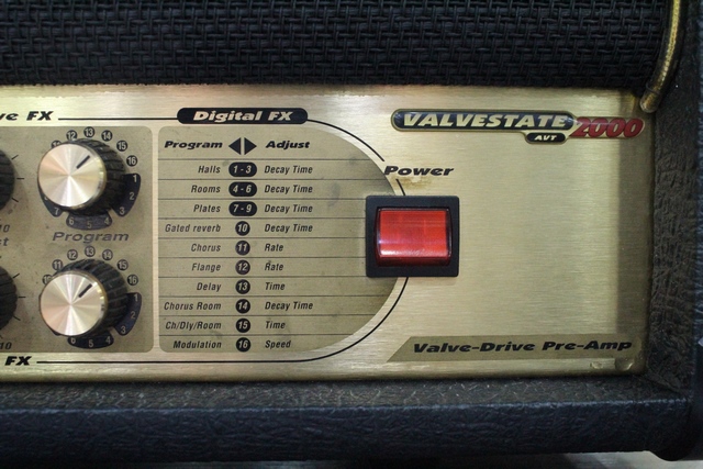 (150 WATTS) Amplificateur de Guitare 2001 Marshall Valvestate AVT 2000 - Image 2
