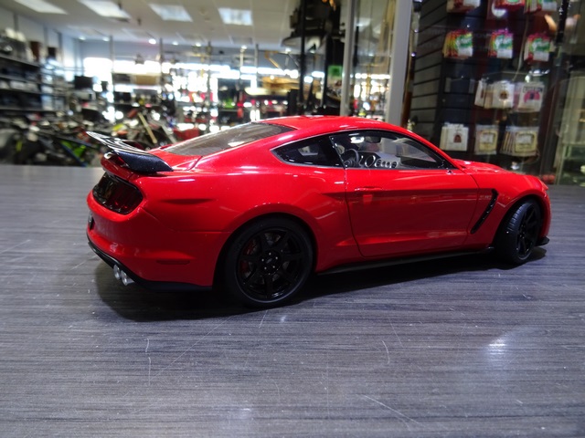 2017 Ford Mustang Shelby GT350 AutoArt 1:18 - Image 2