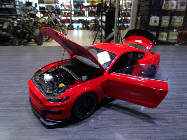 2017 Ford Mustang Shelby GT350 AutoArt 1:18 - Image 4