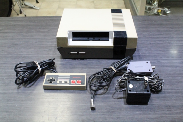 Console NES + 1 manette + acc  (console sans porte et defauts) NINTENDO nes-001