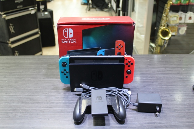 Console Nintendo Switch + station d accueuil (complet) hac-001