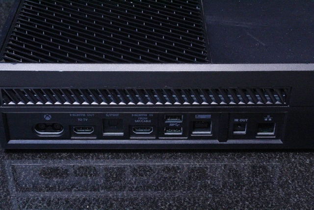 Console Xbox One 1To +acc MICROSOFT 1540 - Image 2