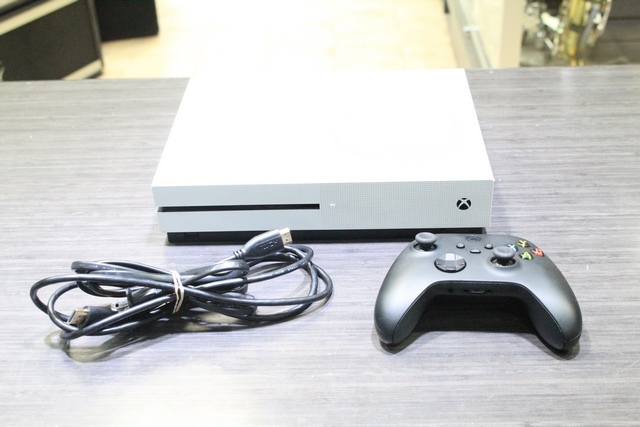 Console Xbox One S 1To + acc MICROSOFT 1681