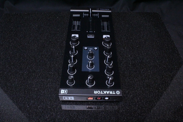 Controleur USB (Dj Controller) Native Instruments Tracktor Kontrol Z1 - Image 2