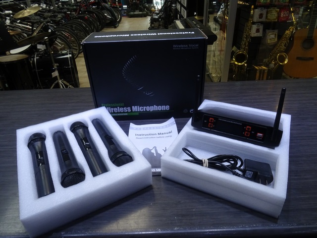 Ensemble de 4 Microphone sans Fils PROFESSIONAL WIRELESS MICROPHONE