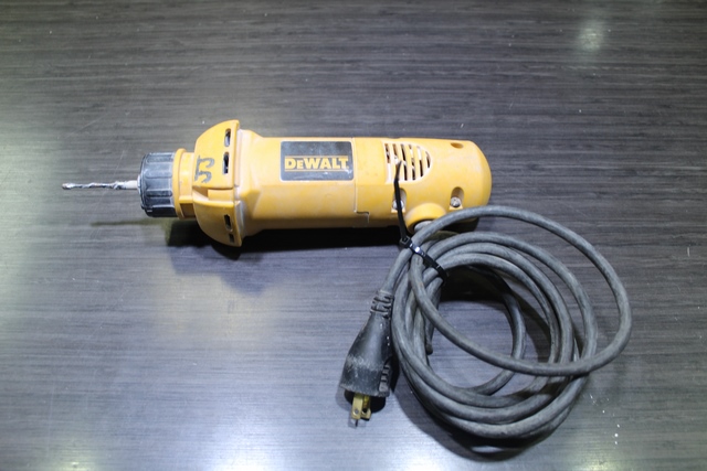 Outil à découper pour cloison sèche Dewalt dw660
