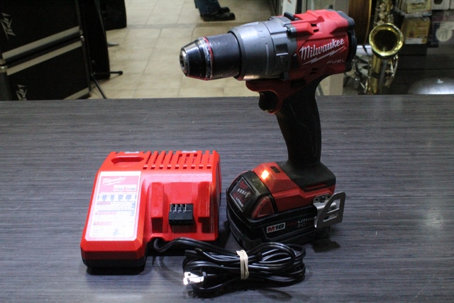 Perceuse + Chargeur + Batterie xc 5.0 MILWAUKEE 2904-20
