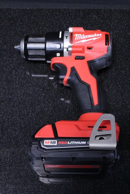 Perceuse Milwaukee +chargeur + 2 batteries +étui 3602-20 - Image 3