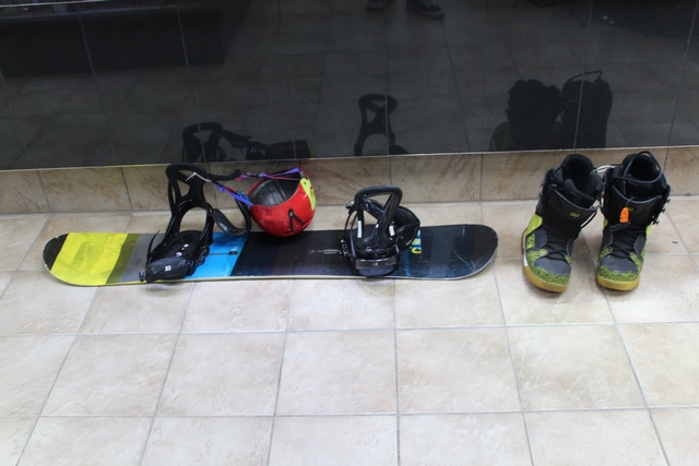 Planche a Neige 148cm + Fix + Bottes 11.5 US + Casque Burton Custom - Image 1