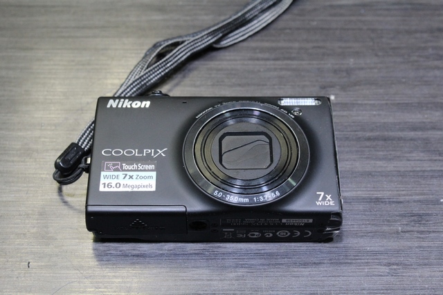 camera numerique + chargeur Nikon coolpix s6100