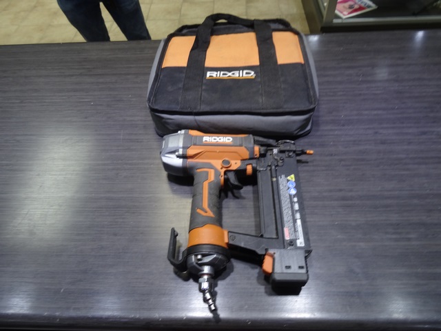 cloueuse a lair ridgid r213bnf3