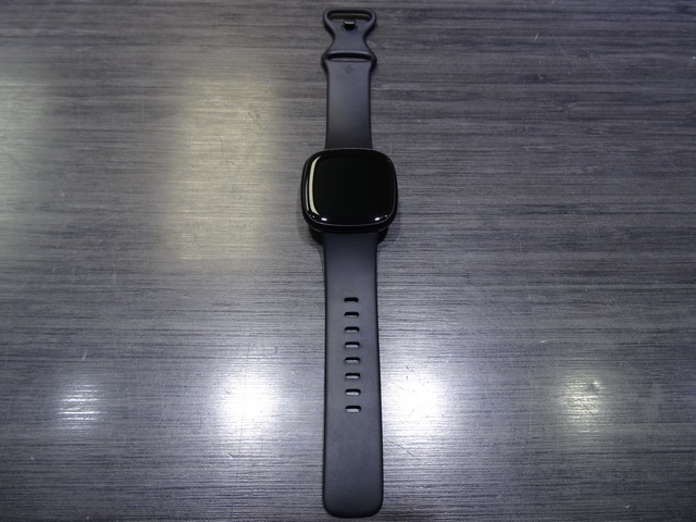 montre intelligente fit bit versa 3    fb511