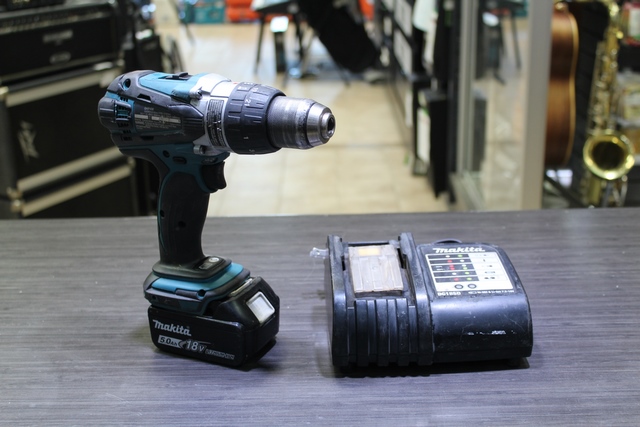 perceuse percussion + batterie 5.0 AH + chargeur/ makita dhp458